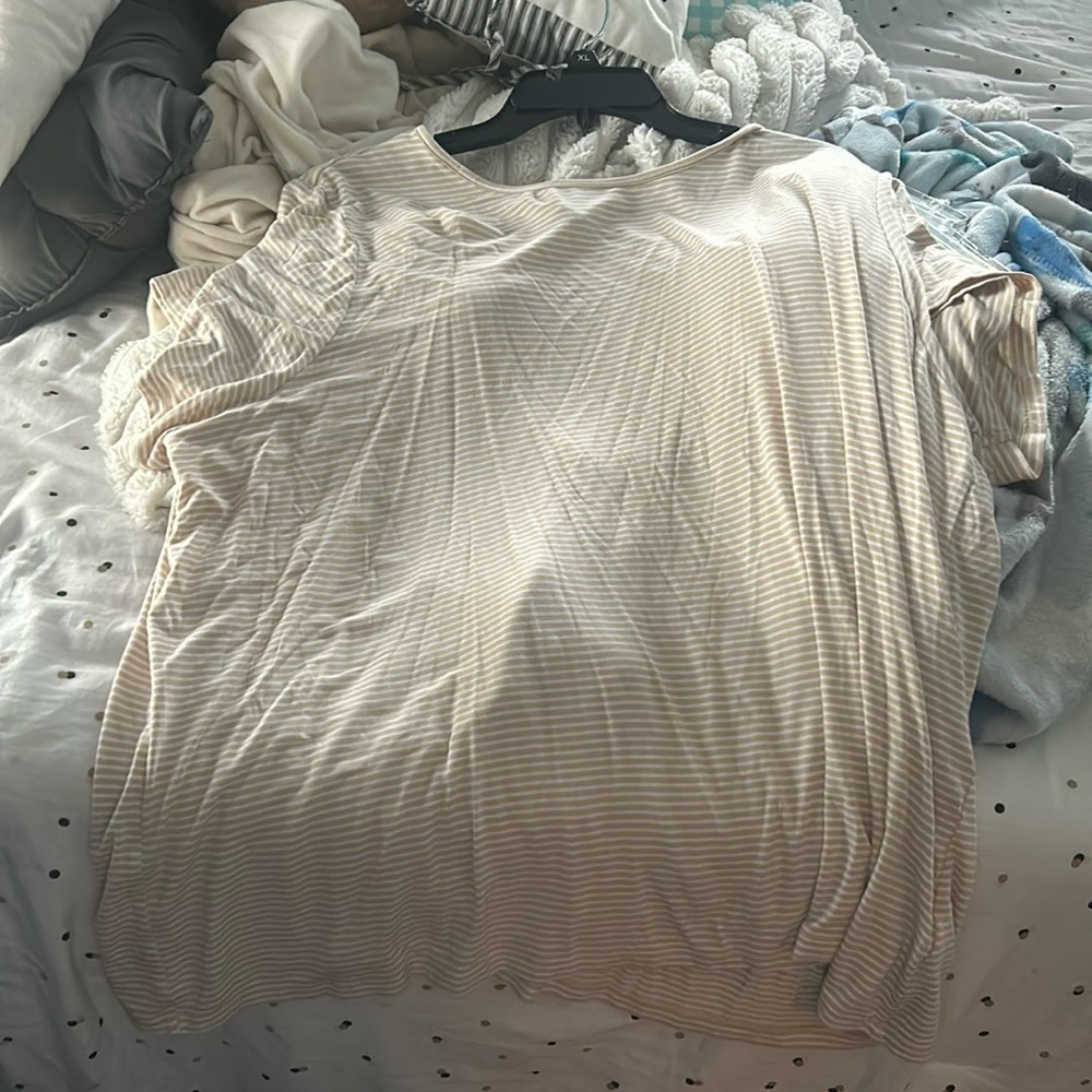 white and cream colorer striped old navy tee